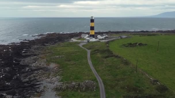 曇り空の日にセントジョンズポイント灯台の空中ビュー 郡ダウン 北アイルランド ズームで灯台に向かって移動しながら上昇 — ストック動画