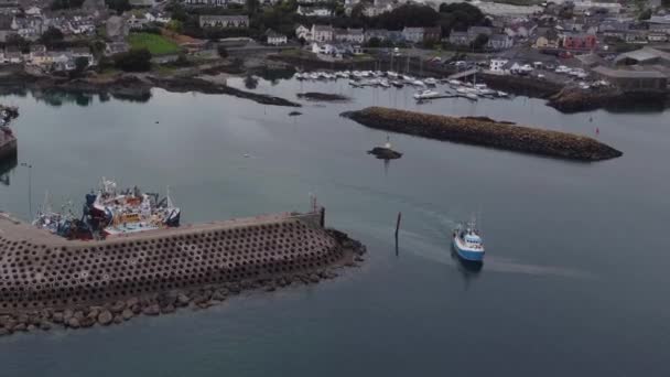 Ardglass Limanından Ayrılan Balıkçı Teknesinin Hava Görüntüsü Bulutlu Bir Günde — Stok video