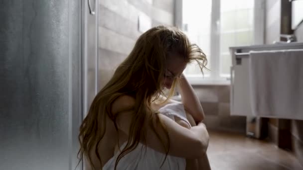 处于困境中的妇女 在浴室地板上赤身裸体哭泣 黑暗的房间 拉开镜头 —— 库存视频 © BlackBoxGuild #542964200