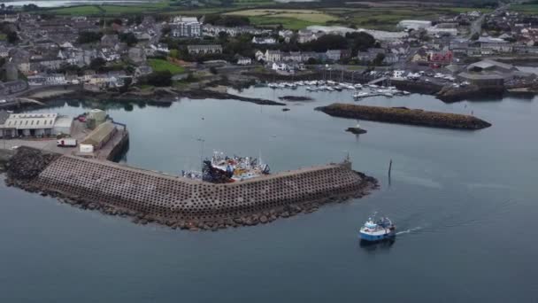 在北爱尔兰唐县的一个阴天 一艘渔船离开阿尔德格拉斯港口的空中照片 右至左跟踪镜头 — 图库视频影像