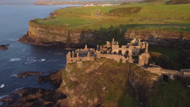 Letecký Pohled Hrad Dunluce Slunečného Večera Hrabství Antrim Severní Irsko — Stock video