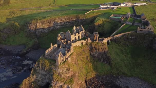 Luchtfoto Van Dunluce Castle Een Zonnige Avond County Antrim Noord — Stockvideo