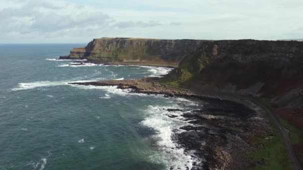 Luchtfoto Van Giant Causeway Een Zonnige Dag County Antrim Noord — Stockvideo