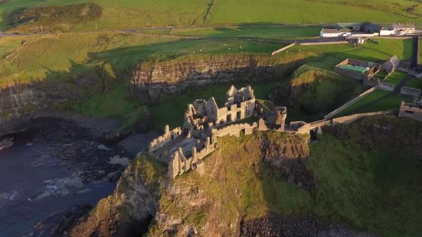 Widok Lotu Ptaka Zamek Dunluce Słoneczny Wieczór Hrabstwo Antrim Irlandia — Wideo stockowe