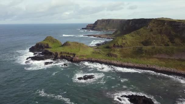 Αεροφωτογραφία Του Giant Causeway Μια Ηλιόλουστη Μέρα Κομητεία Άντριμ Βόρεια — Αρχείο Βίντεο