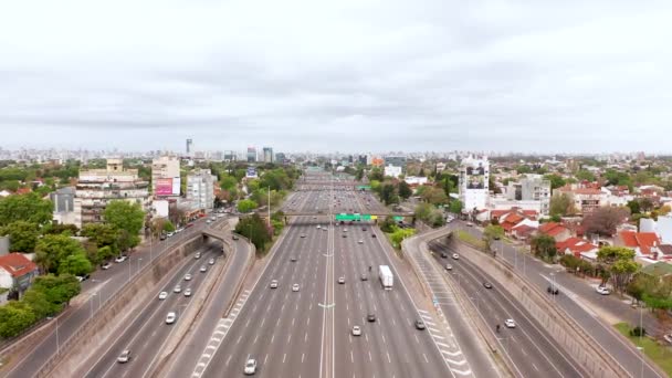 Дрони Летять Вперед Ритму Багатьох Автомобілів Їдуть Уздовж Гігантського Панамериканського — стокове відео