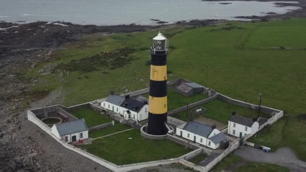 Vista Aérea Farol John Point Dia Nublado County Irlanda Norte — Vídeo de Stock
