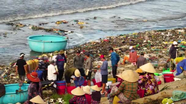 Fishermen Locals Rubbish Coast Mui Bay Vietnam Caught Fishes Daytime — Stock Video