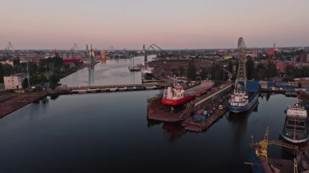 Lastfartyg Och Skeppskranar Vid Varvet Gdask Hamn Polen Antenner — Stockvideo