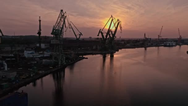 Dubbele Jib Kranen Silhouet Tijdens Zonsondergang Bij Scheepswerf Containerterminal Gdynia — Stockvideo