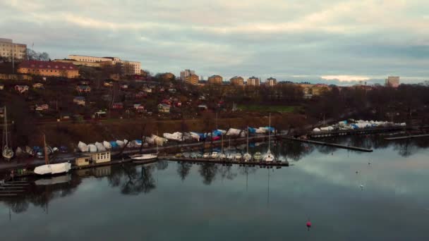 Bulutlu Bir Günde Stockholm Nehir Tepe Evler Tekneler — Stok video