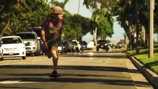 Jongeren Rijden Skate Straten Van Los Angeles Zonnige Dag — Stockvideo