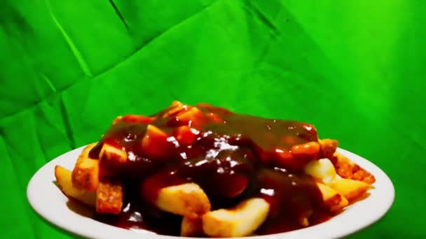 Poutine Weißen Teller Rotierenden Vor Einem Grünen Bildschirm Dass Die — Stockvideo