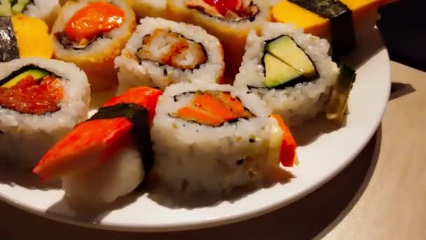 Verschiedene Sushi Teller Drehen Kamera Dolly Den Teller Mit California — Stockvideo