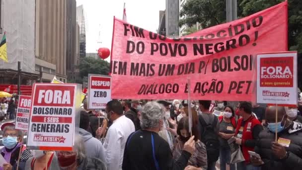 Banderas Pancartas Gente Agolpan Sobre Conciencia Negra Protestan Contra Racismo — Vídeos de Stock