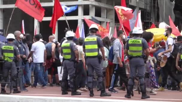 黑色意识集会 巴西圣保罗 在警戒线前举行面部面具游行的人 抗议种族主义和博尔索纳罗总统 慢动作 — 图库视频影像
