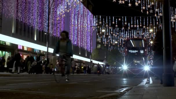 Låg Vinkel Skott Från Trottoaren Bond Street Som Fotgängare Går — Stockvideo