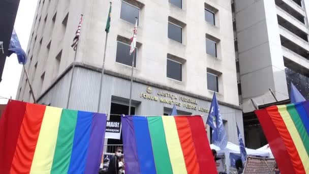 Lgbt Rainbow Flags People Front Federal Justice Building Avenue Paulista — Stockvideo