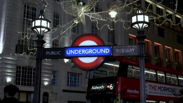 Una Toma Metro Iluminado Tlf Roundel Calle Oxford Arriba Son — Vídeo de stock