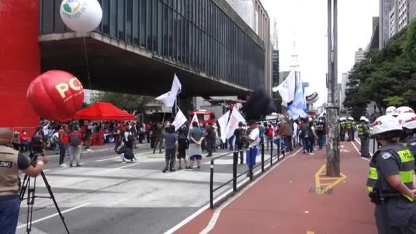 Сан Паулу Бразилия Чернокожее Сознание Люди Флагами Авеню Фелиста Перед — стоковое видео