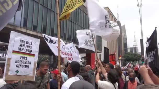 在巴西圣保罗举行的反对总统博尔索纳罗的抗议活动 黑人意识集会 举旗抗议 近身抗议 慢动作抗议 — 图库视频影像
