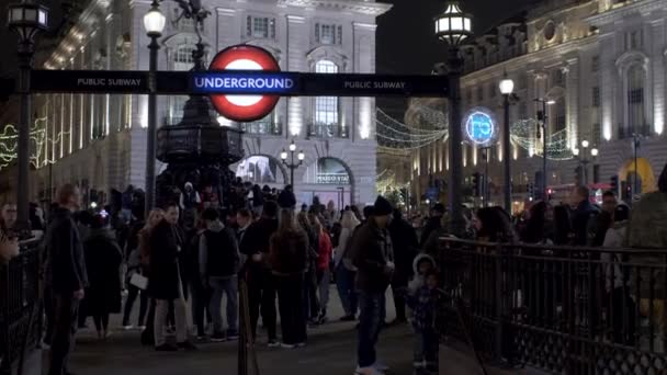 Statyczne Ujęcie Tłumu Ludzi Przy Wejściu Stacji Metra Piccadilly Circus — Wideo stockowe