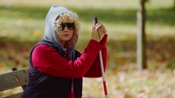Mujer Ciega Sosteniendo Bastón Blanco Sentada Banco Con Gafas Sol — Vídeos de Stock