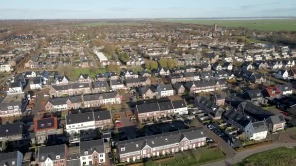 Lentamente Volando Hacia Moderno Barrio Suburbano Con Tejados Llenos Paneles — Vídeos de Stock