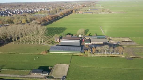 Luchtfoto Van Een Boerderij Met Zonnepanelen Het Dak Van Schuur — Stockvideo