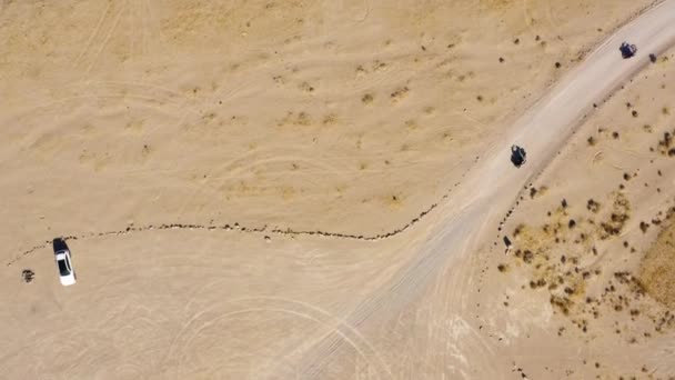 Über Der Ansicht Von Motorrädern Die Eine Straßenkurve Der Wüste — Stockvideo