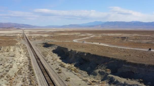 Gente Marginada Conduciendo Través Ferrocarril Medio Del Desierto — Vídeos de Stock