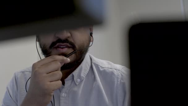 Sebuah Gambar Abstrak Dari Seorang Pria India Memegang Mikrofon Headset — Stok Video