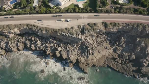 Cruzando Las Rocas Cascais — Vídeos de Stock