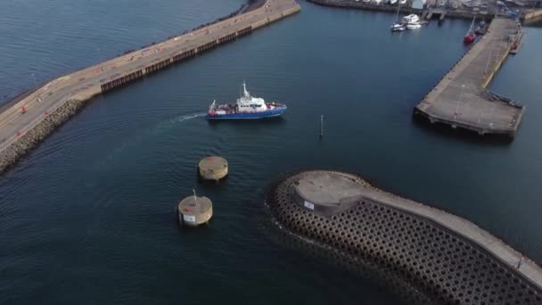 在一个阳光明媚的日子 一艘渔船在北爱尔兰唐县进入班戈港口的空中照片 左向右旋转紧跟着船射击 — 图库视频影像