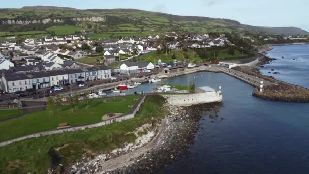 Vista Aérea Porto Cidade Carnlough Dia Ensolarado Condado Antrim Irlanda — Vídeo de Stock