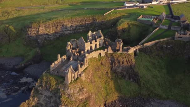 晴れた夜にデュヌース城の空中ビュー 郡アントリム 北アイルランド ズームで城の周りに左に回転します — ストック動画