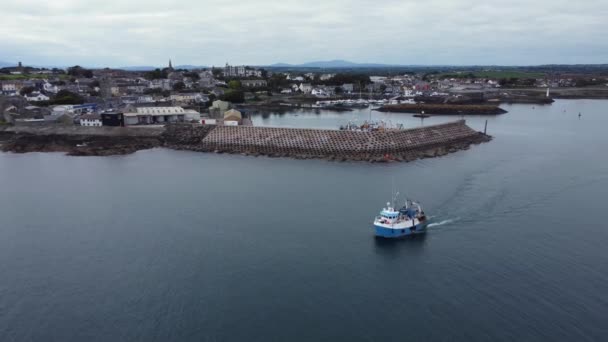 Pemandangan Udara Dari Kapal Nelayan Yang Meninggalkan Pelabuhan Ardglass Pada — Stok Video