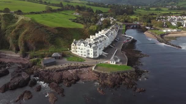 Luchtfoto Van Het Dorp Cushendun Een Zonnige Dag County Antrim — Stockvideo