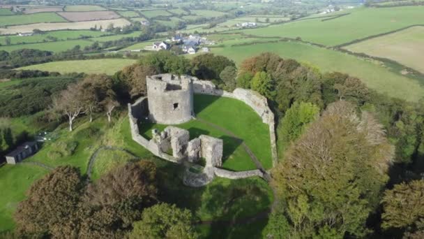 晴れた日にダンドラム城の空中ビュー 郡ダウン 北アイルランド 城から飛び去れ — ストック動画