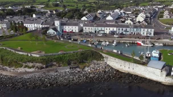 Luchtfoto Van Carnlough Haven Stad Een Zonnige Dag County Antrim — Stockvideo