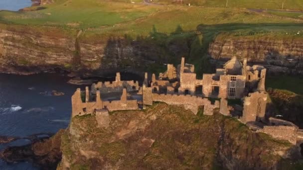 晴れた夜にデュヌース城の空中ビュー 郡アントリム 北アイルランド ズームアウトして城の周りを左に回転します — ストック動画