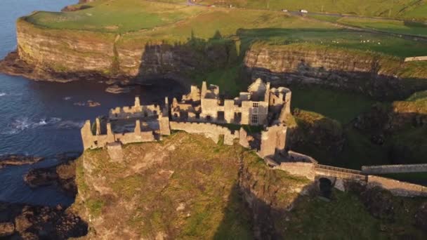 Vista Aérea Castelo Dunluce Numa Noite Ensolarada Condado Antrim Irlanda — Vídeo de Stock