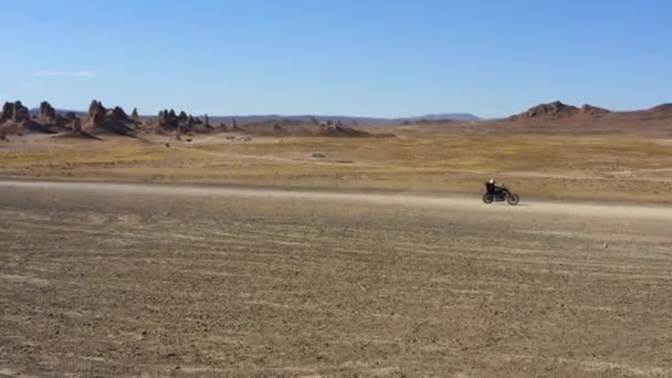 Vista Lateral Guardabosques Solitario Montando Una Motocicleta Través Del Desierto — Vídeo de stock