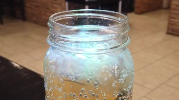 Ανθρακούχο Ποτό Περιστρέφεται Ένα Βάζο Ένα Εστιατόριο Όπου Σόδα Ποπ — Αρχείο Βίντεο