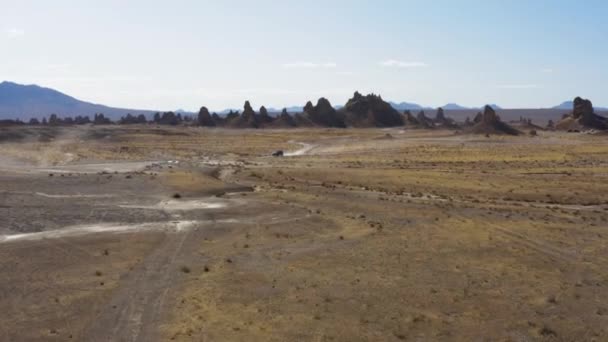 Camión Que Camino Lleno Baches California Tiro Aéreo Ancho — Vídeos de Stock