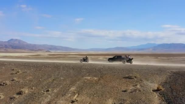 Φορτηγό Και Μοτοσικλέτες Οδήγηση Ηλιόλουστη Έρημο Κατά Διάρκεια Του Ταξιδιού — Αρχείο Βίντεο