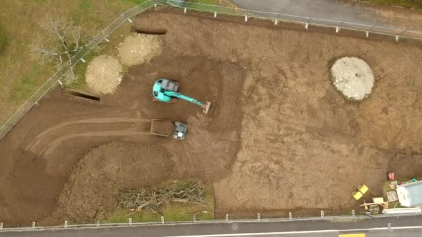 Luchtfoto Top Afdaling Boven Graafmachine Bewegende Grond Bouwzone — Stockvideo