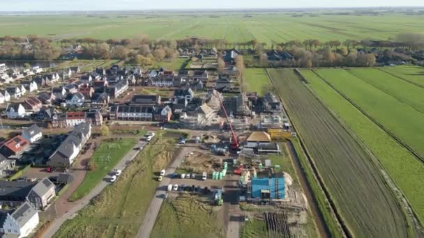 Luchtfoto Van Bouwplaats Een Nieuw Gebouwde Buitenwijk Omgeven Door Groene — Stockvideo