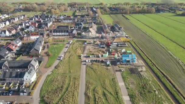Luchtfoto Van Bouwplaats Aan Rand Van Een Nieuw Gebouwde Buitenwijk — Stockvideo