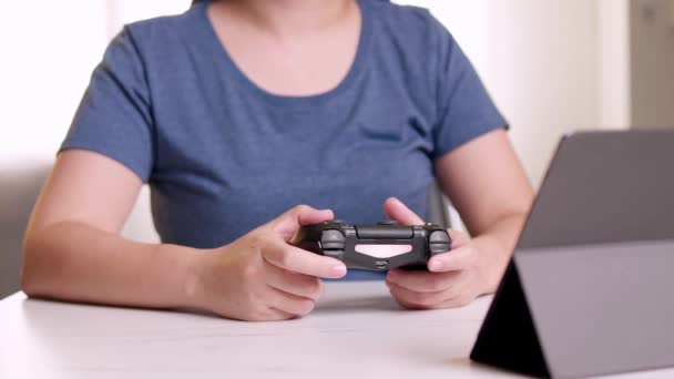 Σπίτι Απομονωμένο Αστεία Gamer Κορίτσι Παίζει Βιντεοπαιχνίδια Στο Σπίτι Έννοια — Αρχείο Βίντεο